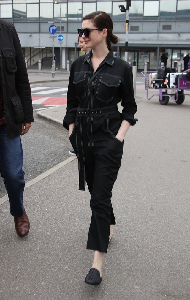 Anne Hathaway fekete kezeslábasa egy igazi álom