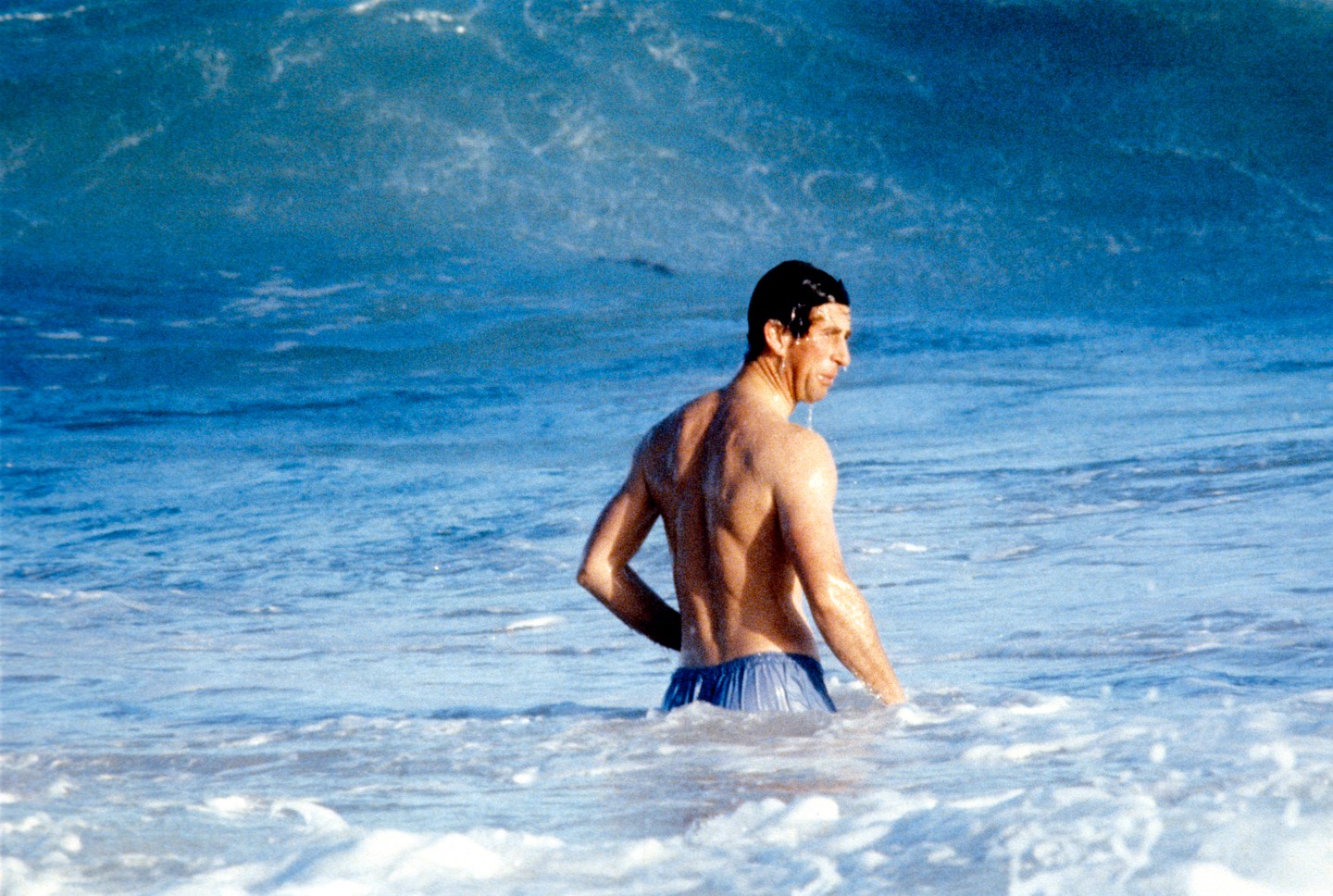 Károly herceg a 70-es évek végén, amint Ausztráliában lazít