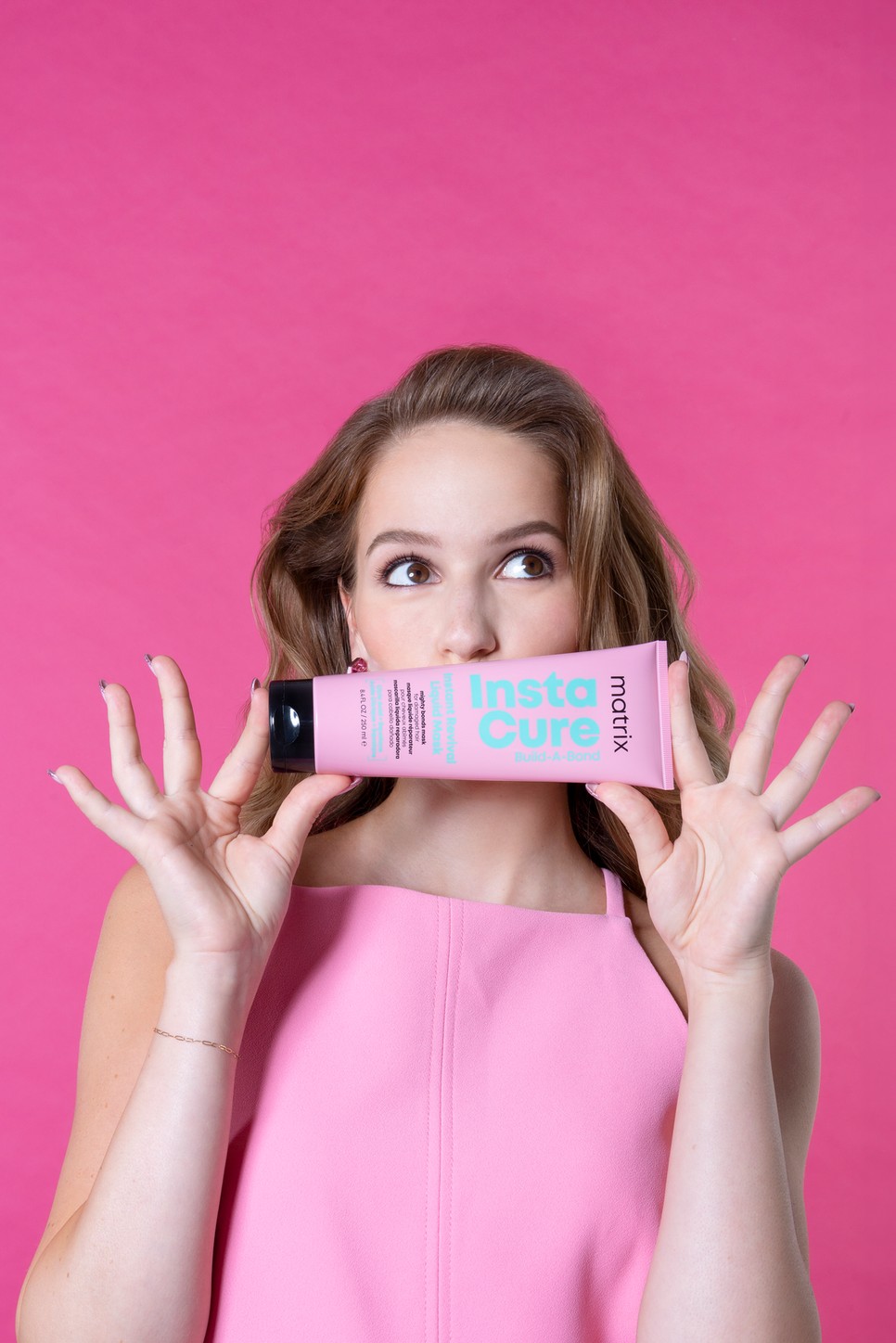 Bóna Bianka influenszer, a MATRIX nagykövete az új Instacure Build-A-Bond termékcsaláddal ápolja a haját