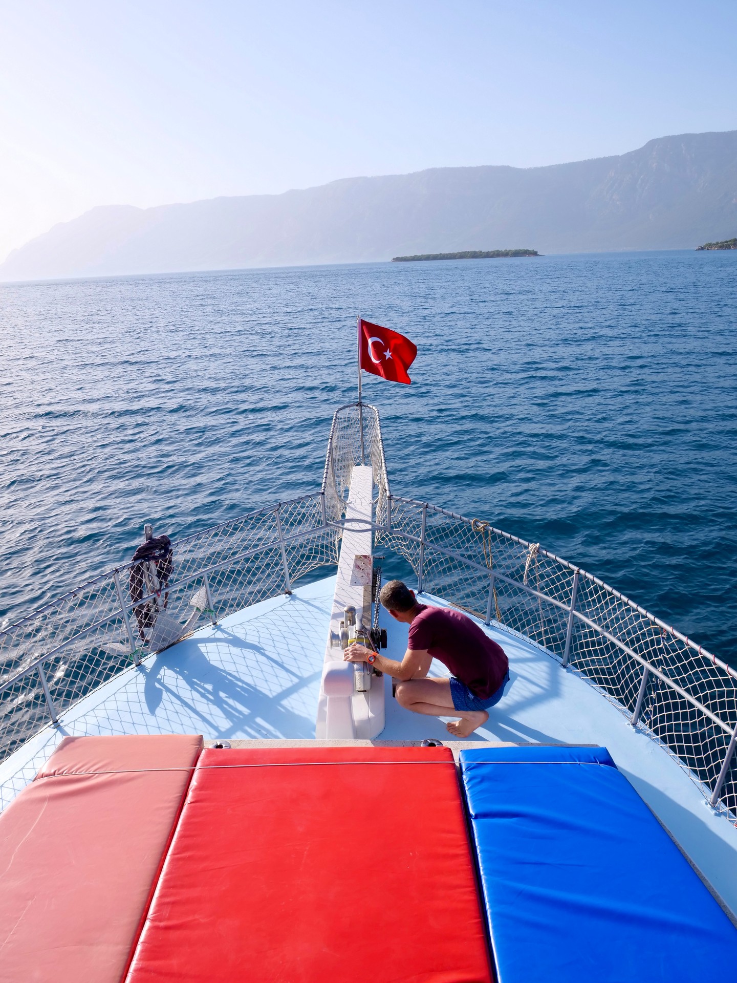 Hajózás Kleopátra-sziget felé, a türkizkék vizek ölelésében