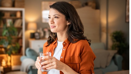 Ezzel a titkos hozzávalóval kapod a legegészségesebb vizet, amit valaha ittál: a szakértő szerint évekkel fiatalabbnak érezheted magad tőle