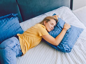 Jobb vagy bal oldaladon alszol? Egyáltalán nem mindegy, ha sokáig szeretnél egészséges maradni