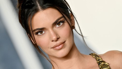 Kendall Jenner mindössze egyetlen hatalmas hajgumit viselt a kifutón