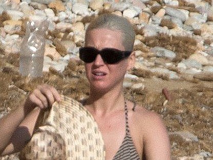 Katy Perry bikinis fotói bizonyítják, hogy ő egy IGAZI NŐ