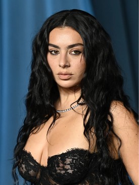 Tintafekete: Izgalmas, sötét és kellően titokzatos. Szerintünk telitalálat!