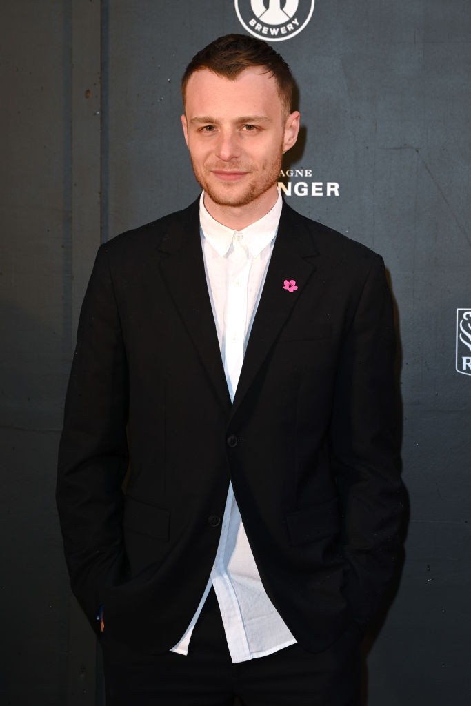 Az HBO hivatalosan is bejelentette, hogy Luke Thallon alakítja majd Mógus professzort, a Sötét Varázslatok Kivédése tanárát. Az első Harry Potter-filmben Ian Hart játszotta a rejtélyes karaktert. Thallon elsősorban színpadi munkáiról ismert, de kisebb filmszerepei között ott van a 2018-as The Favourite is.