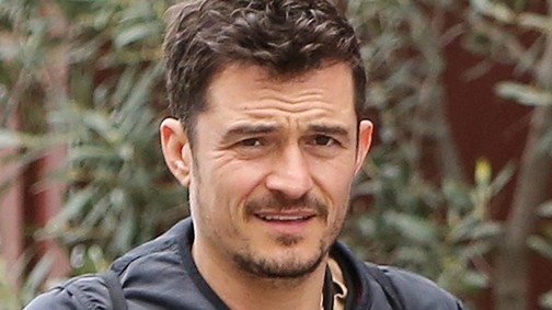 Nem hiszünk a szemünknek: Orlando Bloom egy tornazsákban cipeli kutyusát