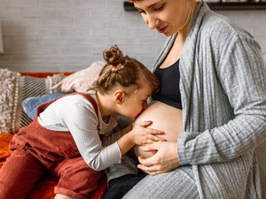 Természetes, ha a nagyobb testvér megkérdezi: vissza lehetne-e vinni a kicsit a kórházba - Pszichológussal beszélgettünk, hogy lehet jól felkészülni az új családtag érkezésére