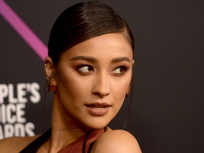 Shay Mitchell csak ezt a ruhát próbálta fel, és nem fogott mellé