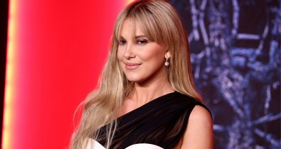 Millie Bobby Brown szerelmes fotójánál biztosan nem látsz ma édesebbet!