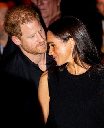 Harry herceg sejtelmesen Meghan Markle fülébe suttog