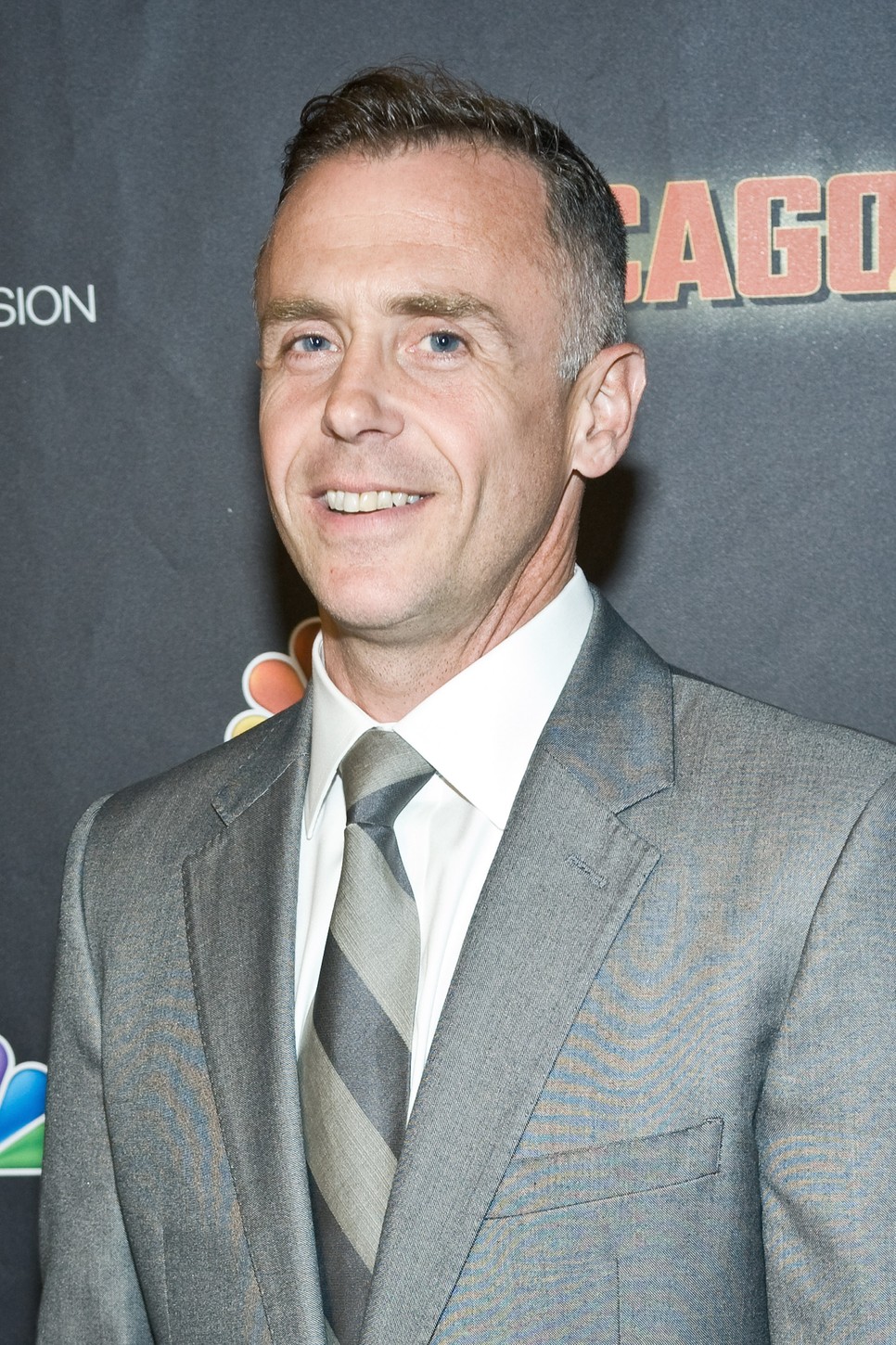  Egy újabb régi karakter, aki a város tűzoltójaként és Miranda férjeként is újra életre kelti David-et.