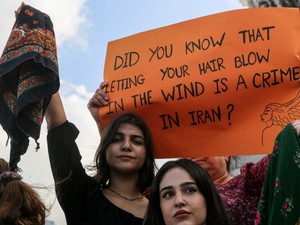 „Tudtad, hogy Iránban bűnnek számít, ha kiengeded a hajad a szélben?” - Így vált az ellenállás jelképévé Mahsza Amini
