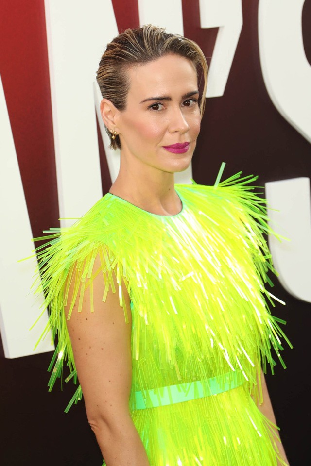 Sarah Paulson felvette a világ leglehetetlenebb színű ruháját az Ocean´s 8 premierjére