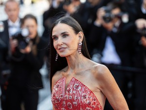 A 61 éves Demi Moore csak úgy ragyog, hatalmas dekoltázzsal hódít