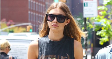 Metálos póló? Gigi Hadid megmutatja, hogyan lesz hiperstílusos!