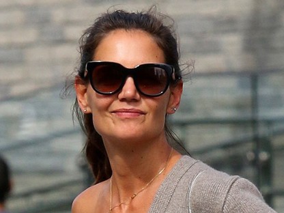 Katie Holmes behódolt a szexi kardigántrendnek