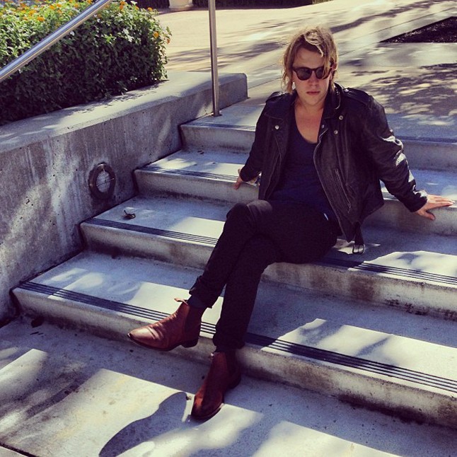 Tom Odellbe akkor is beleszeretsz az Instagram profilján keresztül, ha éppen esetleg nem szereted a zenéjét. A fiatal sztár utazásairól, kedvenc könyveiről és a zongorája mellett töltött csendes pillanatiról számol be @tompeterodell