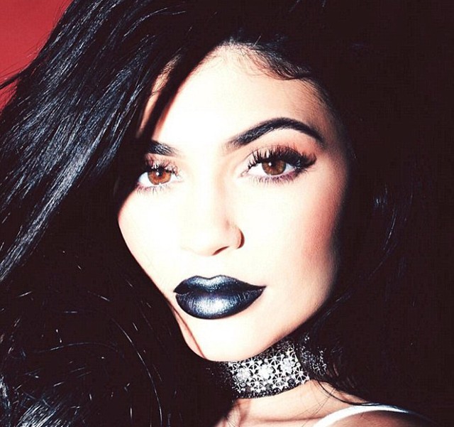 kylie jenner, rúzs, instagram, lájk, fotó, mellmutogatás, közösségi média, ajakfény