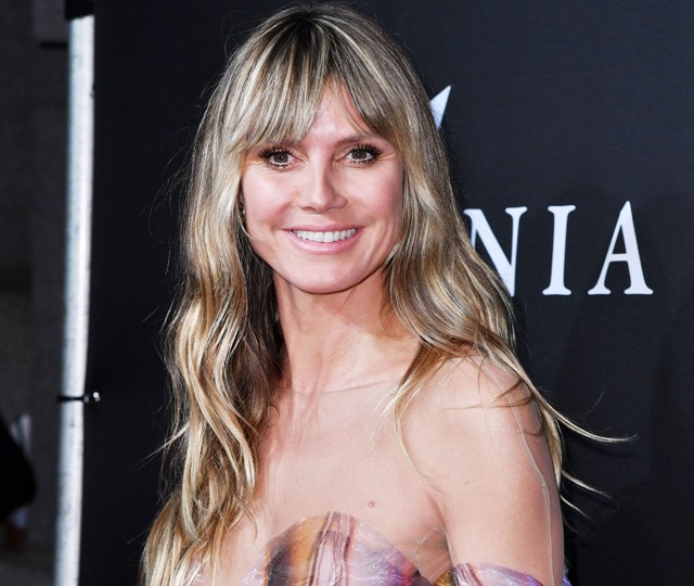 Bizarr: Heidi Klum hamvaiból feltámadó főnixmadárnak öltözött