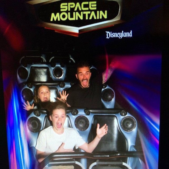 David Beckham és a gyerekei Disneylandben