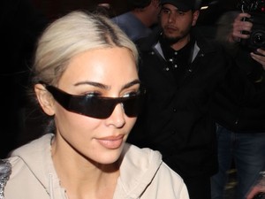Kim Kardashian csak ebben a szettben hajlandó járni most, már három színben is felvette