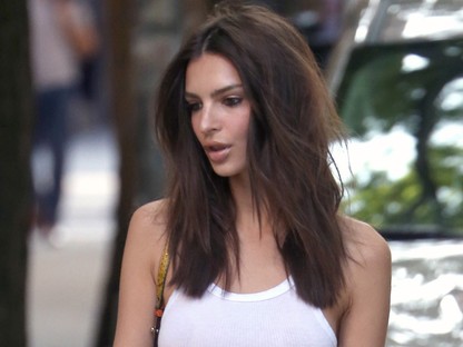 Napi cuki: Emily Ratajkowski kölyökkutyáját sétáltatja New Yorkban