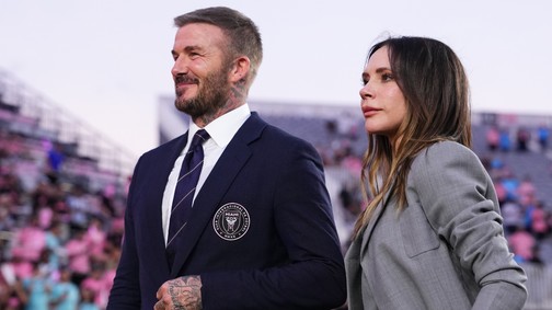 A Beckham család először jelent meg nyilvános eseményen a botrány óta, a testbeszédük mindent elárul