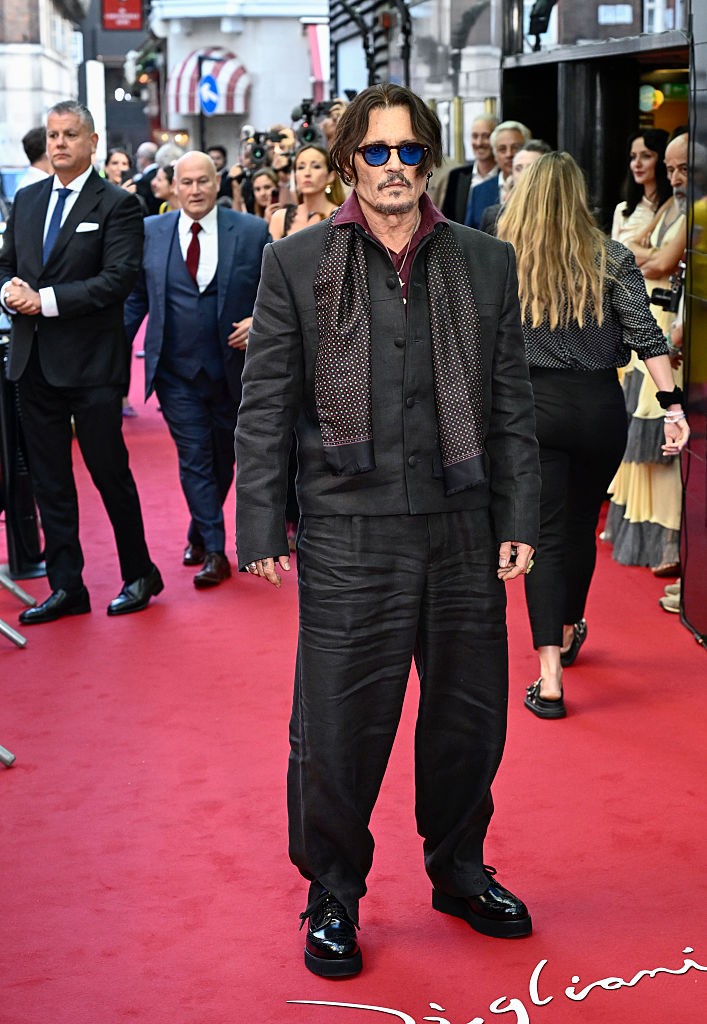 Johnny Depp megjelenéséből csak úgy árad a sikk