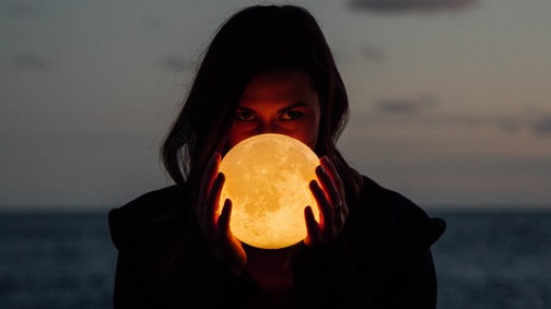 Jön a Kék Hold, és érzéki kalandokra csábít