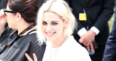 Kristen Stewart hófehérben, kézben hozza a tűsarkút