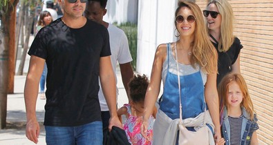 Jessica Alba kantáros kismamaruhában mutatta meg pocakját!