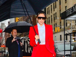 Victoria Beckham bemutatta a kabátot, amibe hamarosan mind szerelmesek leszünk