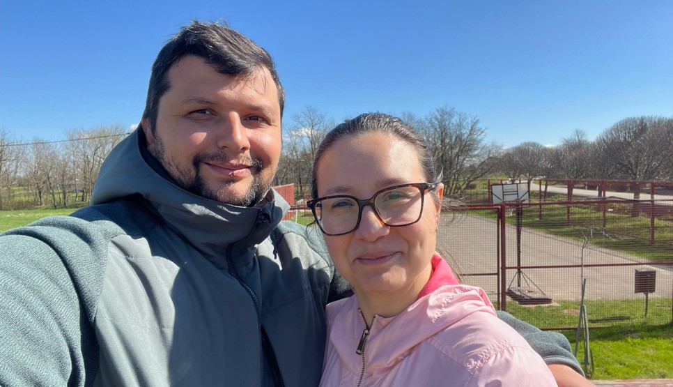 Klaudia és Zsolti modern felfogású család, nem tartják a roma hagyományokat