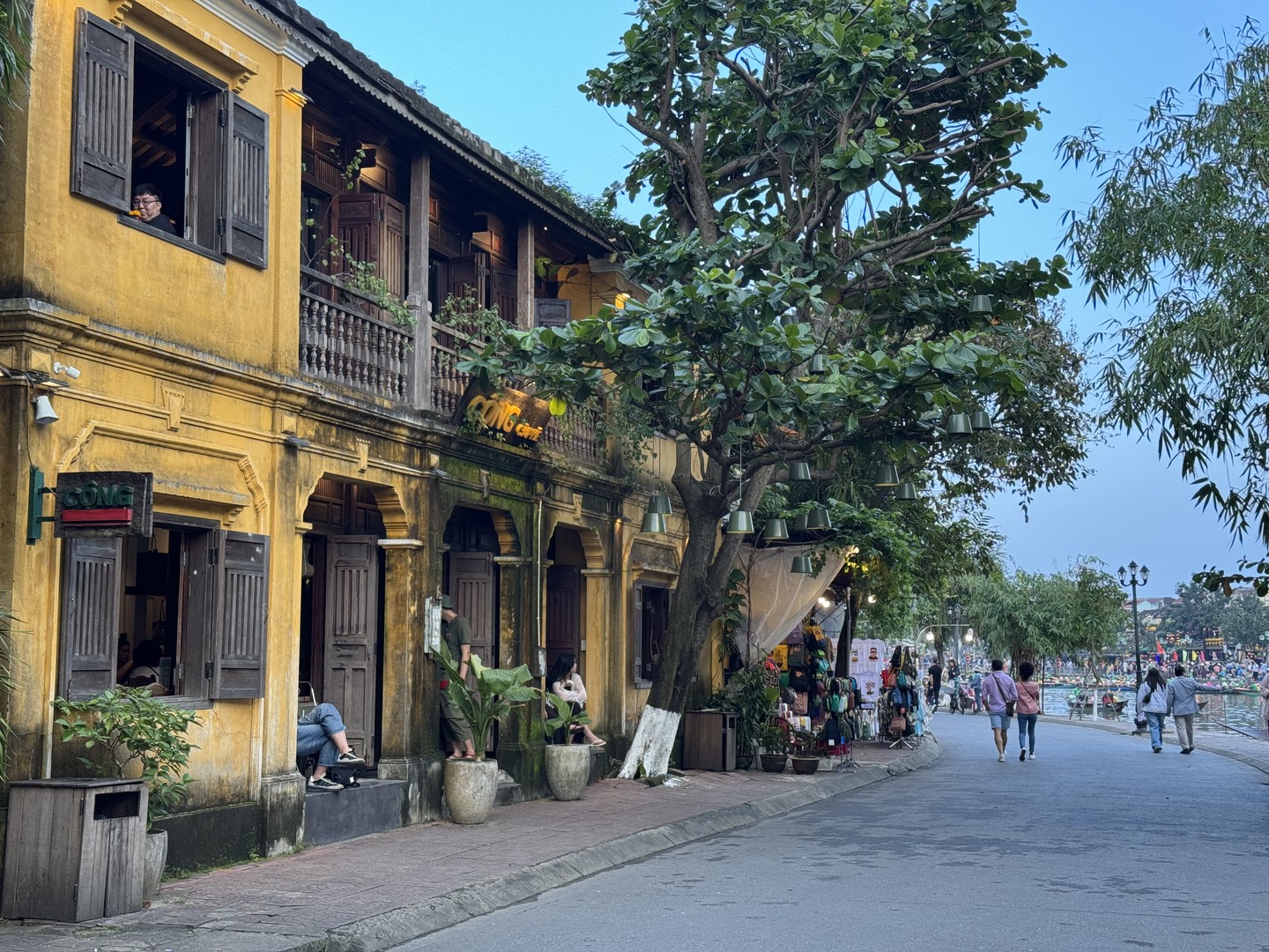 Hoi An utcaképe a koloniális stílust jeleníti meg