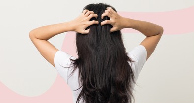 Korpás a fejbőröd? Ezek a hatóanyagok lesznek a megmentőid a szakértő szerint