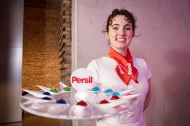 A Persil Pearlshots koktélgyöngyöket prémium alapanyagokból, egyesével, kézzel készítették a vendégeknek