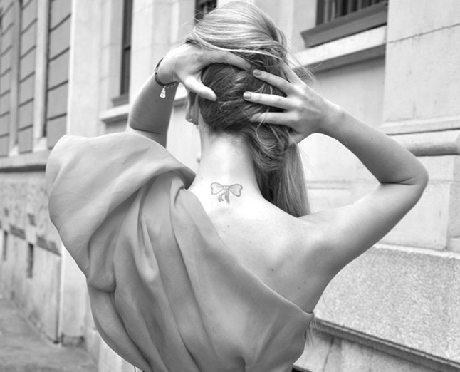 Az első, egy masni a nyakán