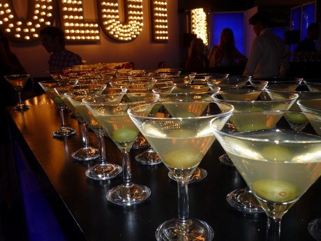 Készülnek a vodka koktélok a kissing roomban.