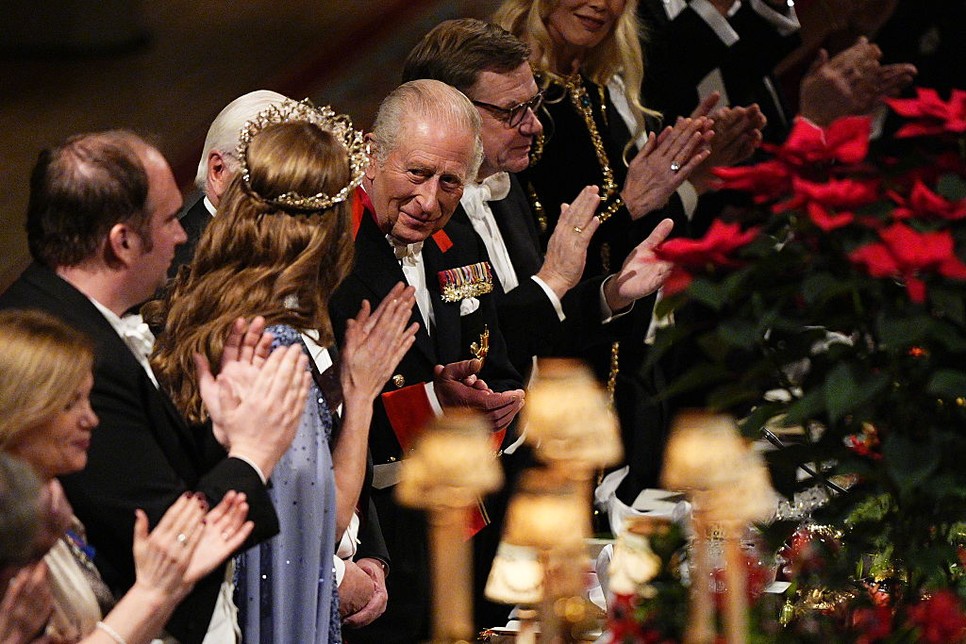 Károly király arcáról csak úgy sugárzik a büszkeség, ahogy Katalin hercegnére néz