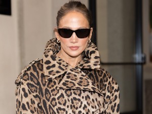 Ez tényleg ő? Szokatlan szettben pózol Jennifer Lopez, hirtelen alig ismertünk rá