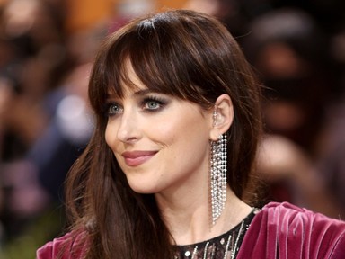 Mintha nem is az ő arca lenne: Dakota Johnson friss fotóin hüledeznek a rajongók