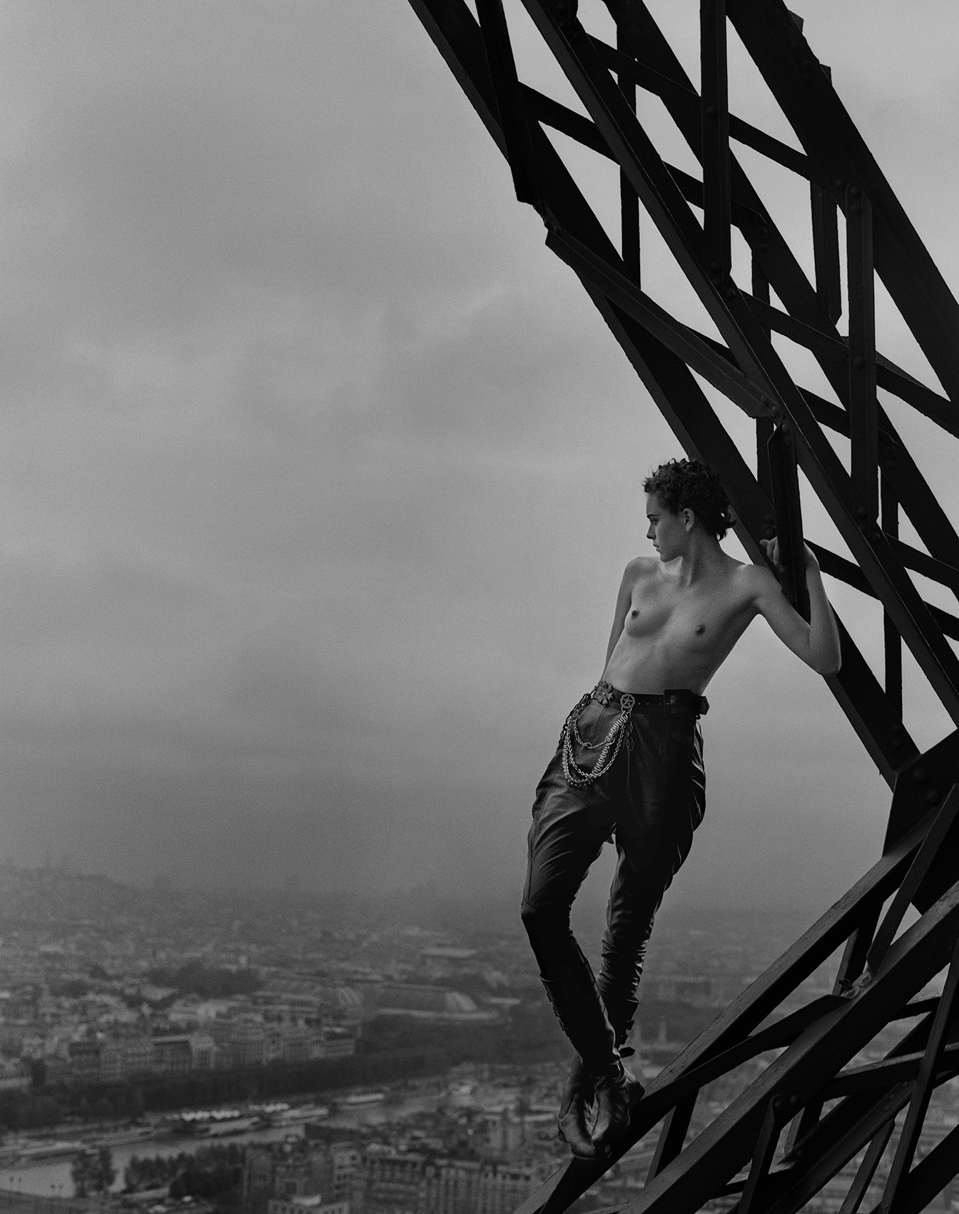 Peter Lindbergh: Mathilde on the Eiffel Tower, Hommage to Marc Riboud, Rolling Stone Paris, 1989