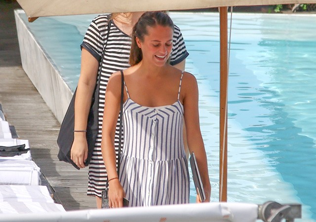 alicia vikander, bikini, fehér bikini, strand, fürdőzés