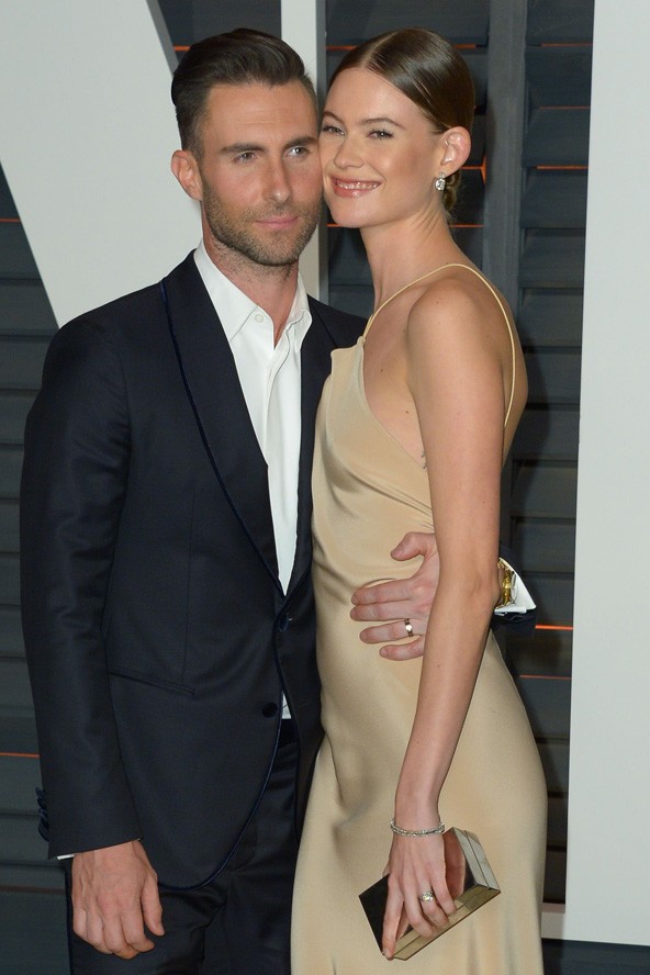 behati prinsloo, adam levine, maroon 5, topmodell, victoria´s secret, victoria secret modell, várandós, terhes, gyereket vár