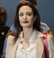 Angelina Jolie 14 évesen feküdt le először az akkori barátjával, de mind közül az ő sztorija a leghorrorisztikusabb. Ugyanis az aktus után nem érezte elég közel magát a barátjához, és ezért megvágta egy késsel, amit a párja viszonzott, ami egy egészen megdöbbentő módja a szeretet kifejezésének
