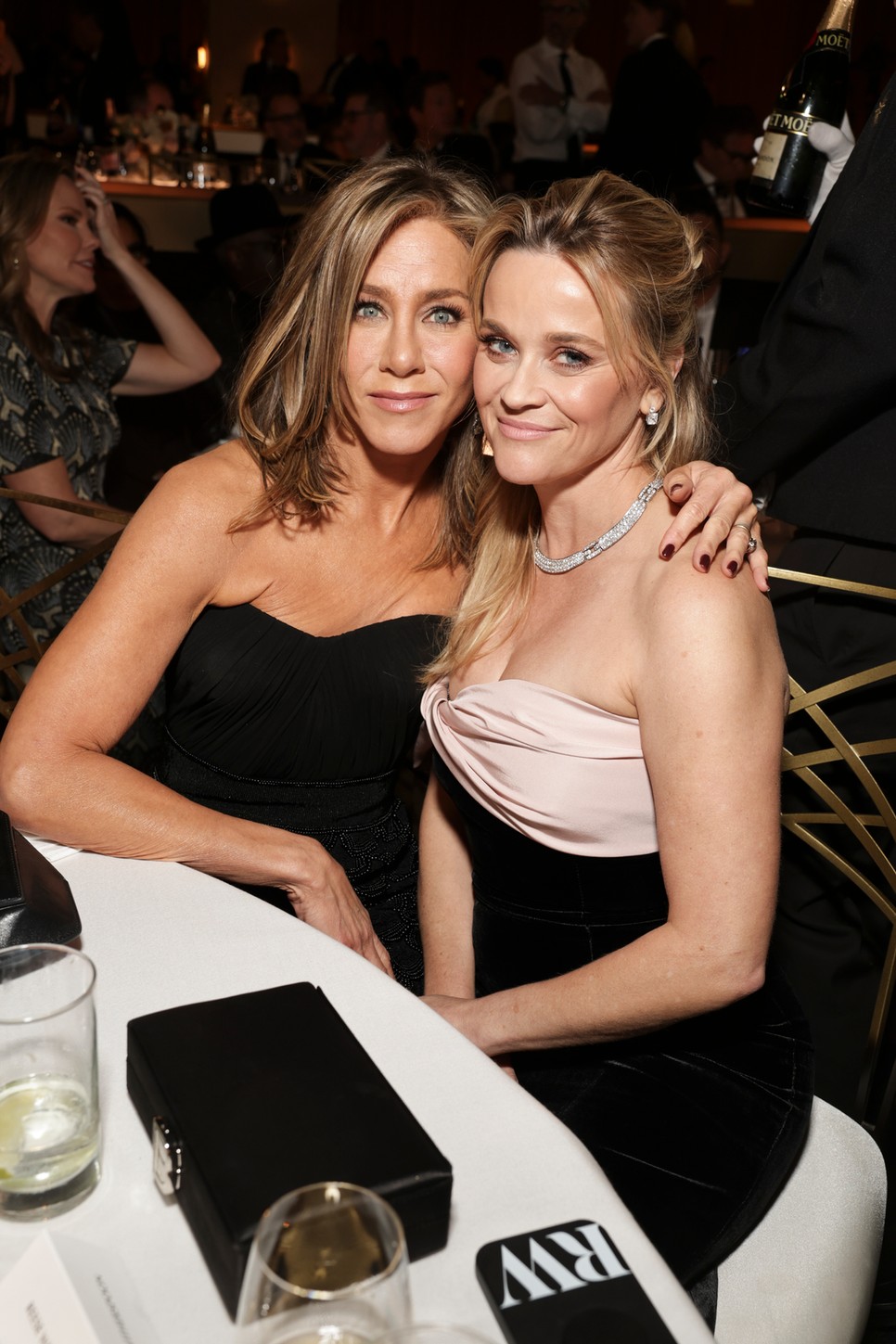 Két istennő Jennifer Aniston és Reese Witherspoon mindketten vállat villantanak