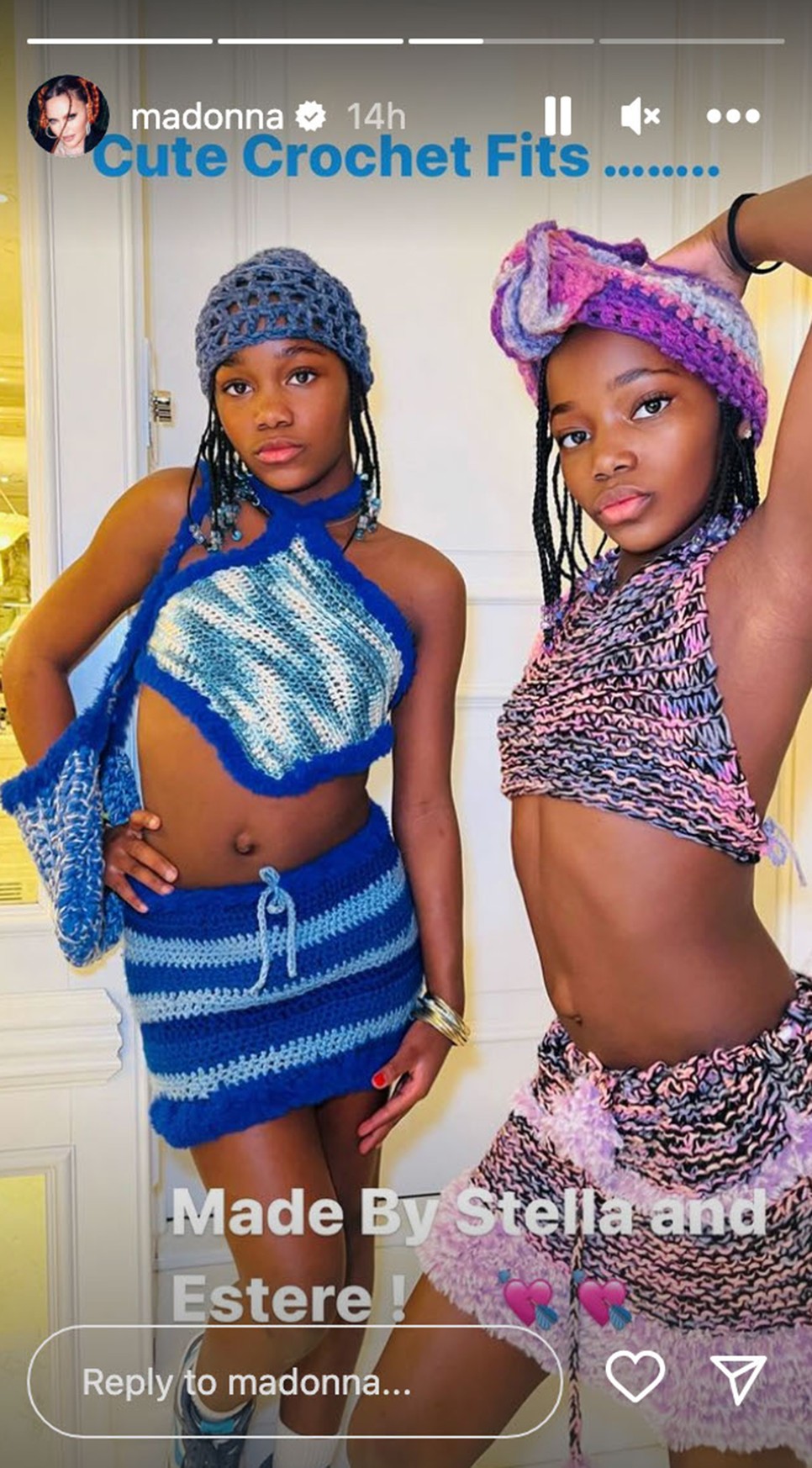 Estere és Stella egyszerűen mesésen festenek saját készítésű ruháikban