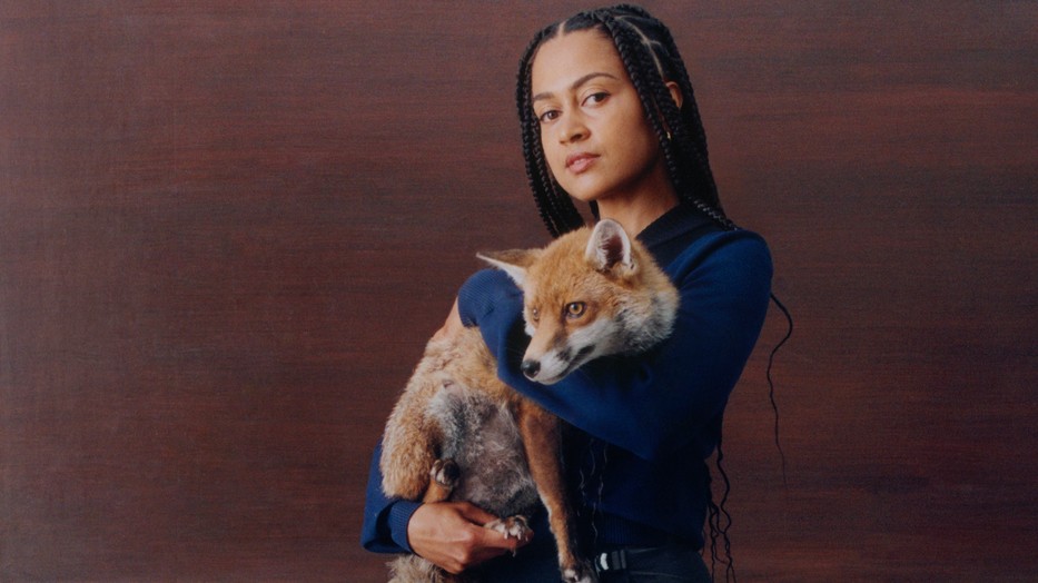 Jazz Grant vegyes technikával dolgozó művész a New Balance Made in UK aktuális kollekciójának kampányában, amely a brit kézművességet ünnepli