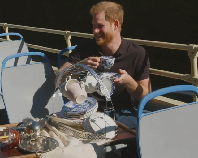 Harry herceg buszra pattant, majd elárulta Archie első szavát és A koronára is reagált